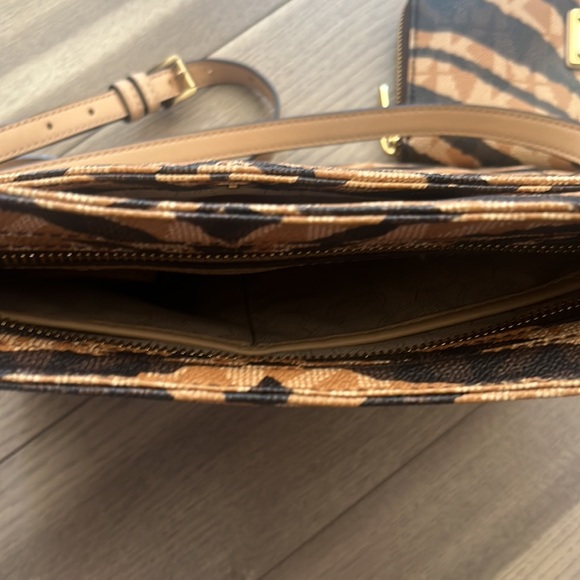 Michael Kors print crossbody and matching wallet - Picture 7 of 13